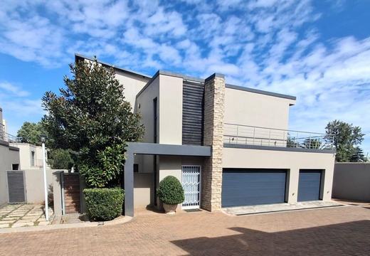 3 Bedroom House For Sale in Bedfordview