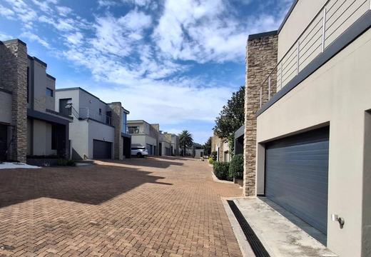 3 Bedroom House For Sale in Bedfordview