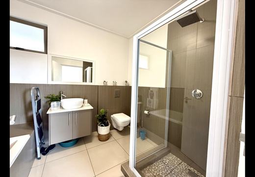 Ultra-Modern 2-Bedroom, 2-Bathroom Apartment for Sale in Bedfordview